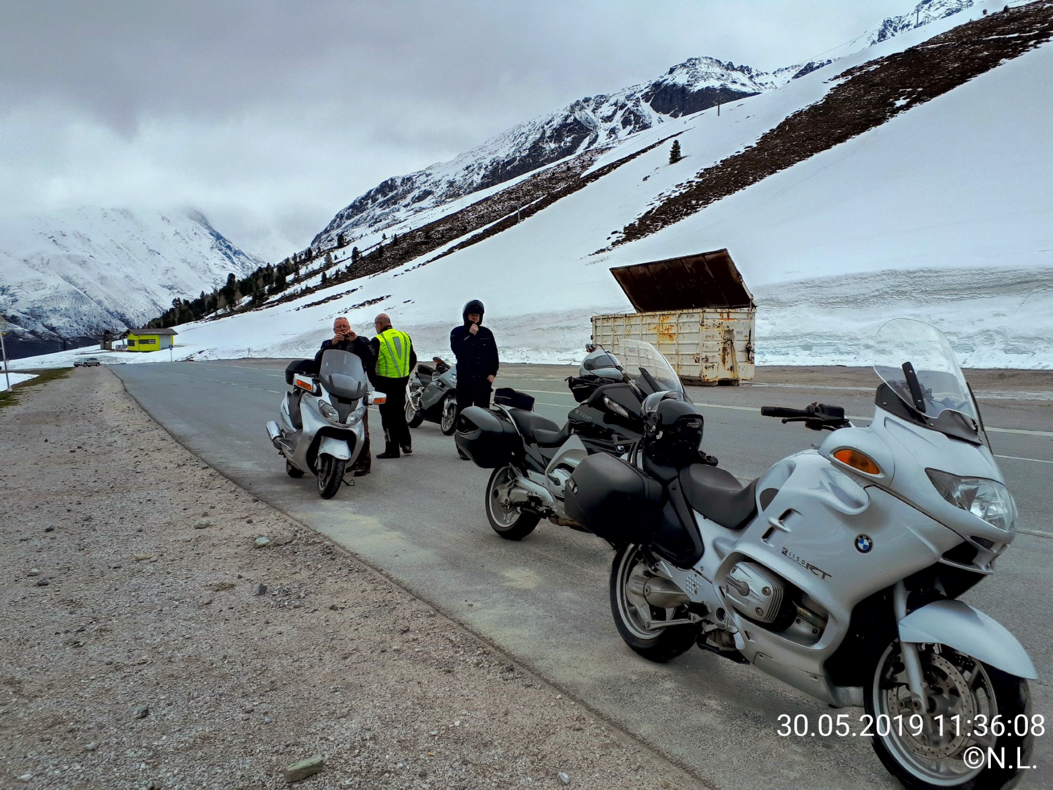 Motorräder im Schnee am Kühtai
