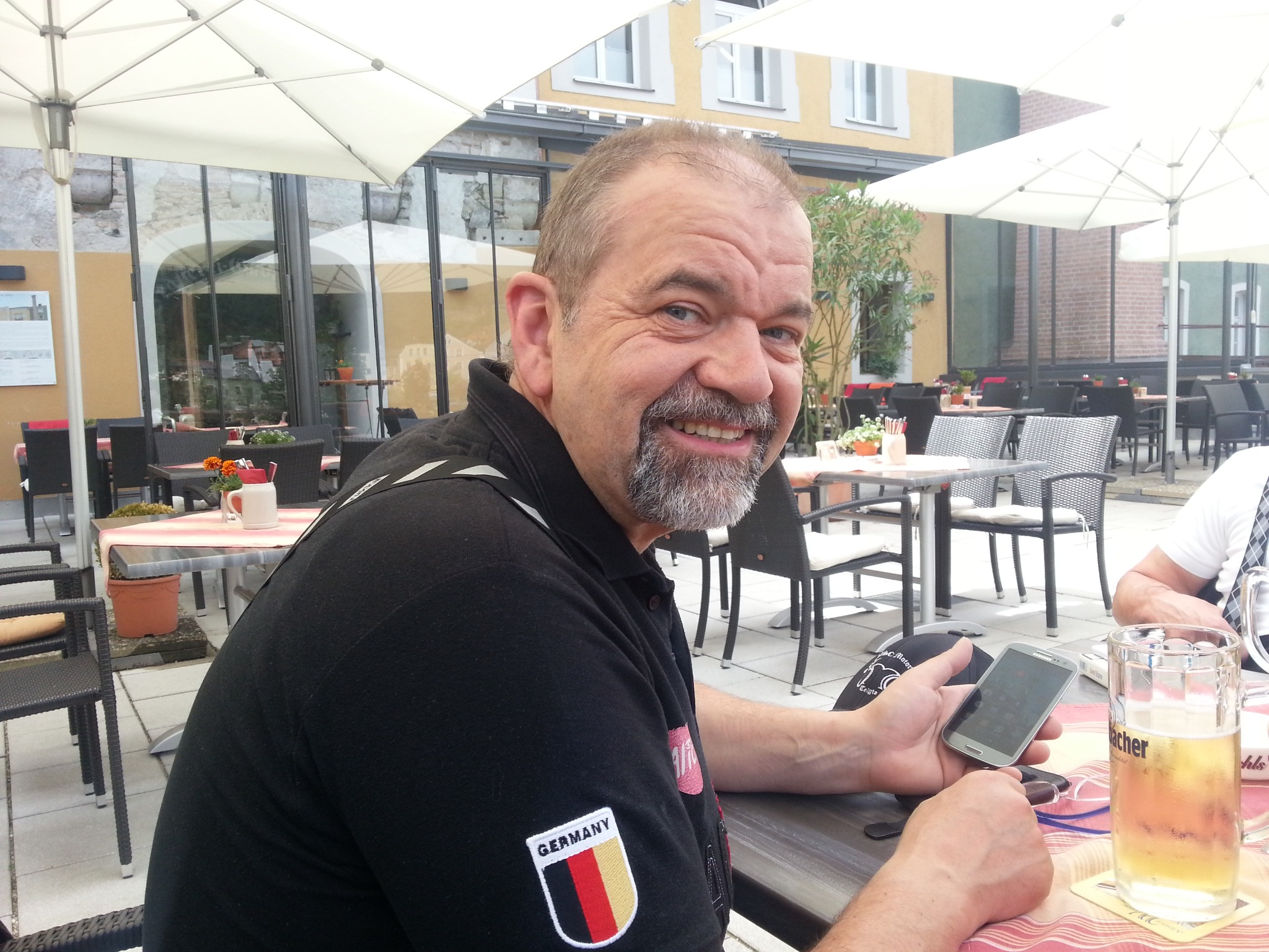 Norbert auf einer Terrasse