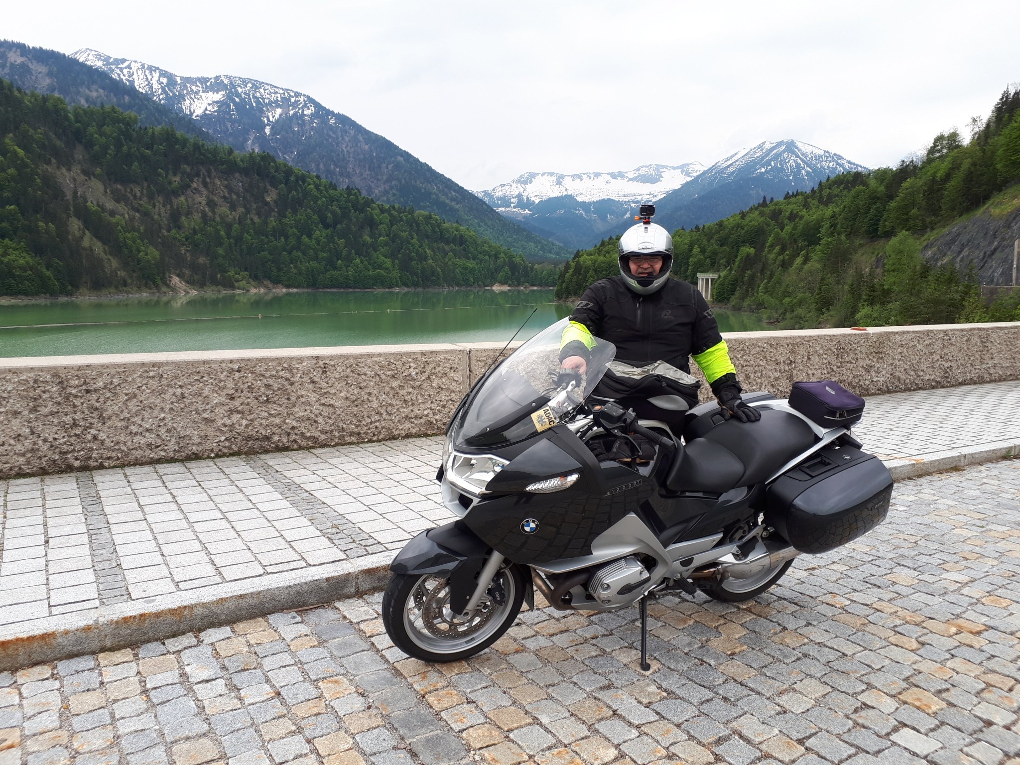BMW vor einem Bergsee