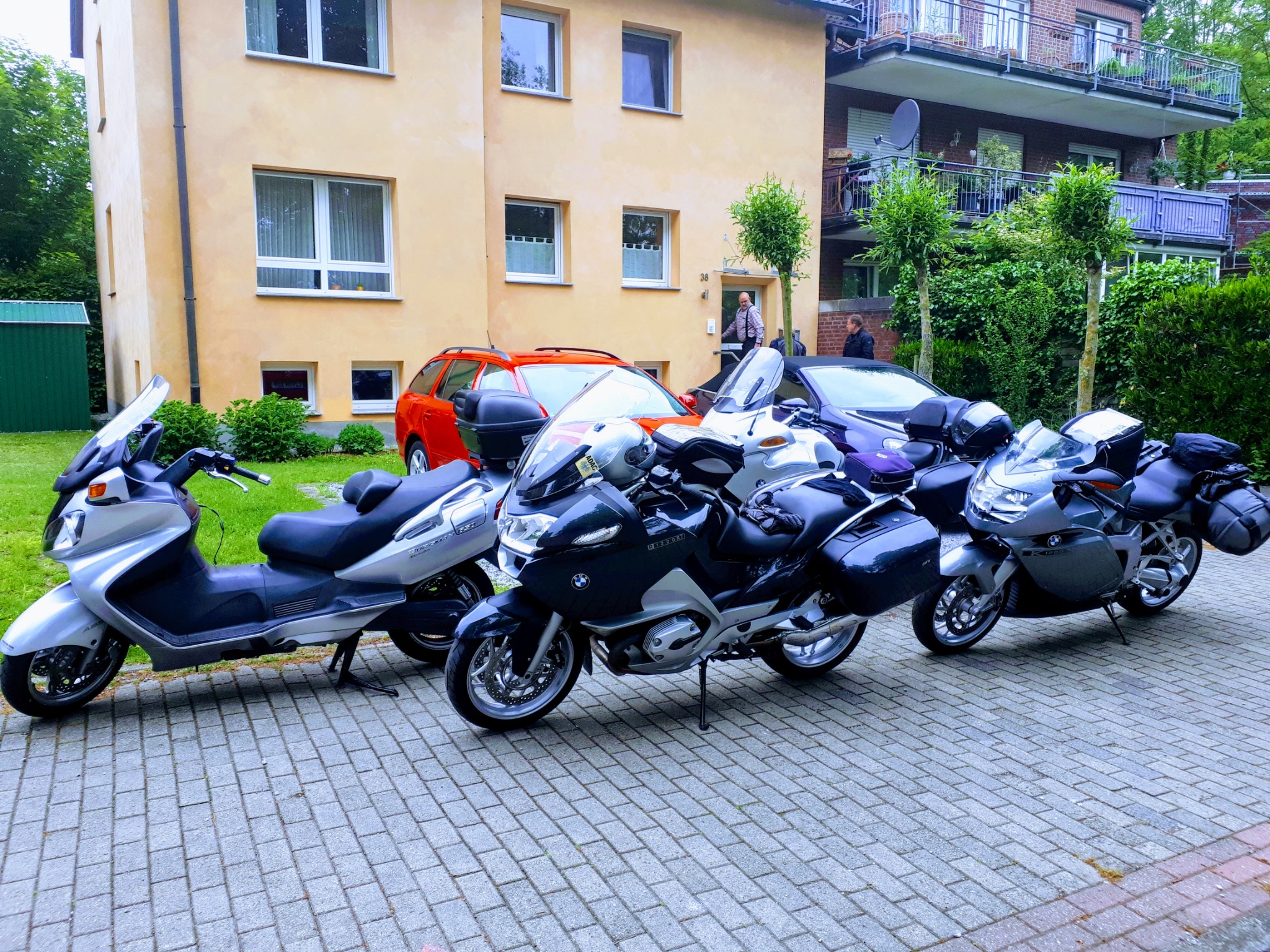 Mehrere Motorräder vor der Abfahrt